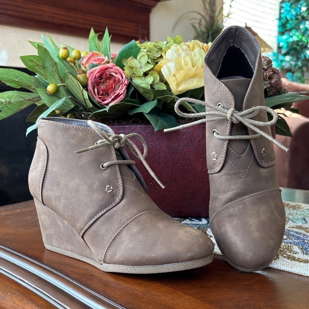 Brand New Natural Reflections Brown Vegan Leather Lace Up Wedge Ankle Boots - Picture 2 of 14